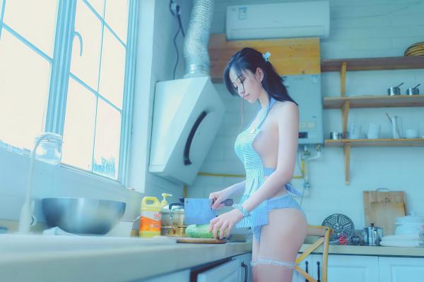 年年Nnian 年年  《年年-美丽的女孩：居家厨房蓝白格围裙私房写真，极致纯欲诱惑》第1张图片