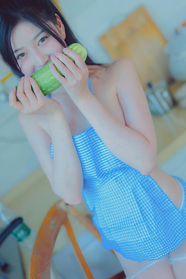 年年Nnian 年年  《年年-美丽的女孩：居家厨房蓝白格围裙私房写真，极致纯欲诱惑》第15张图片
