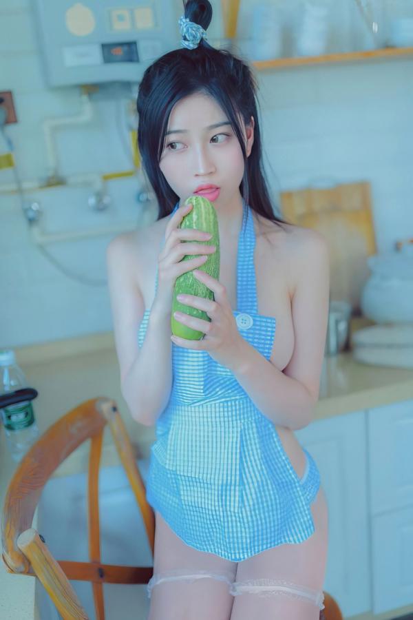 年年Nnian 年年  《年年-美丽的女孩：居家厨房蓝白格围裙私房写真，极致纯欲诱惑》第16张图片