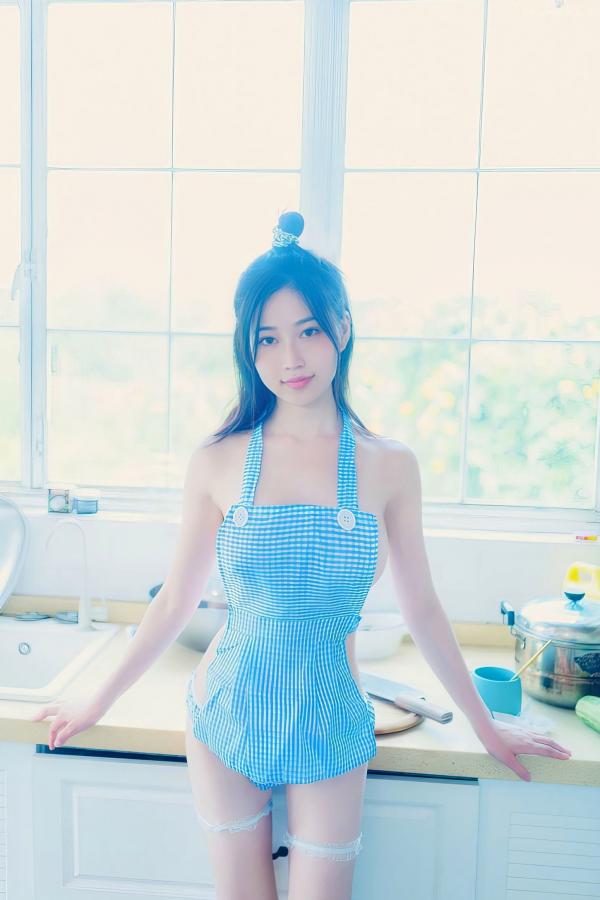 年年Nnian 年年  《年年-美丽的女孩：居家厨房蓝白格围裙私房写真，极致纯欲诱惑》第19张图片