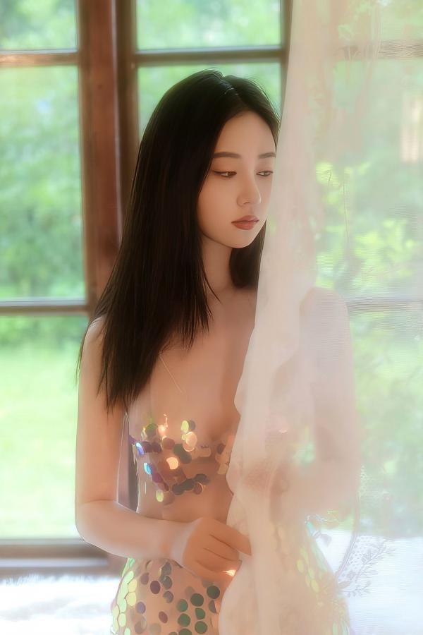 年年Nnian 年年  年年-亮片透明礼服，清新窗边私房唯美写真，柔光下尽显性感诱惑的曼妙身姿第25张图片