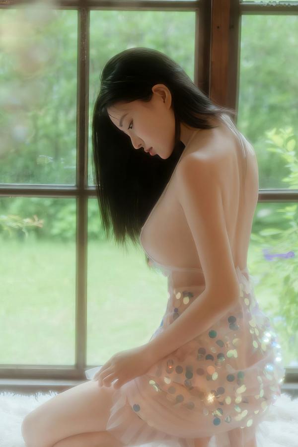 年年Nnian 年年  年年-亮片透明礼服，清新窗边私房唯美写真，柔光下尽显性感诱惑的曼妙身姿第29张图片