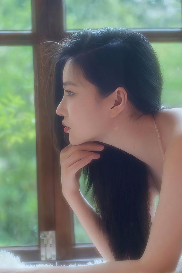 年年Nnian 年年  年年-亮片透明礼服，清新窗边私房唯美写真，柔光下尽显性感诱惑的曼妙身姿第31张图片