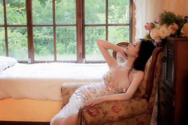年年Nnian 年年  年年-亮片透明礼服，清新窗边私房唯美写真，柔光下尽显性感诱惑的曼妙身姿第34张图片