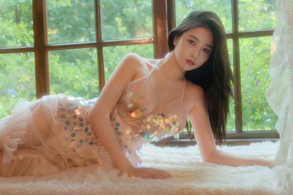 年年Nnian 年年  年年-亮片透明礼服，清新窗边私房唯美写真，柔光下尽显性感诱惑的曼妙身姿第50张图片