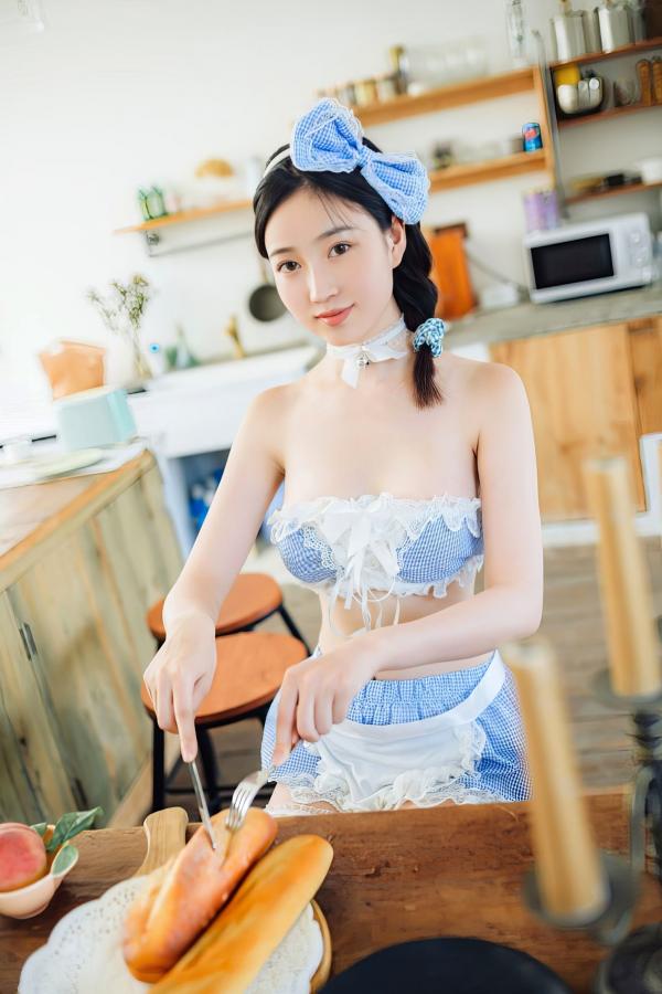年年Nnian 年年  年年-厨娘私房写真：蓝白格纹可爱女仆制服诱惑，性感居家大尺度摄影美图第5张图片