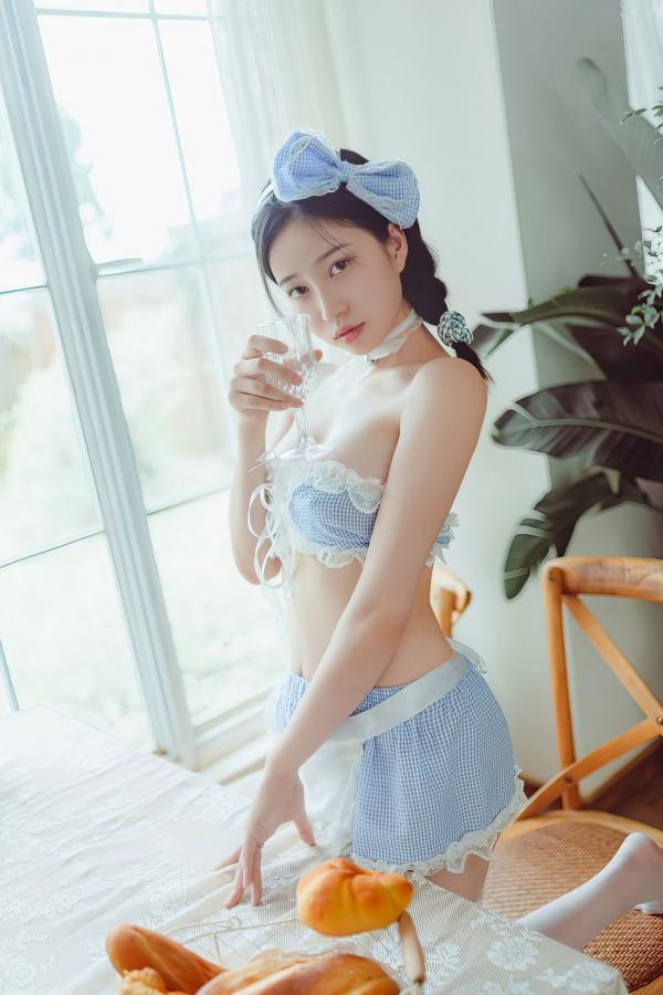 年年Nnian 年年  年年-厨娘私房写真：蓝白格纹可爱女仆制服诱惑，性感居家大尺度摄影美图第10张图片