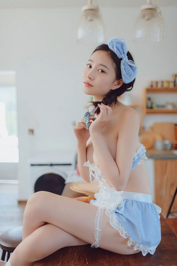 年年Nnian 年年  年年-厨娘私房写真：蓝白格纹可爱女仆制服诱惑，性感居家大尺度摄影美图第20张图片