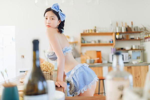年年Nnian 年年  年年-厨娘私房写真：蓝白格纹可爱女仆制服诱惑，性感居家大尺度摄影美图第27张图片