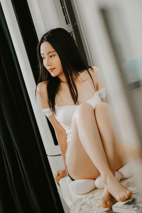 年年Nnian 年年  年年-晴天，私房照大尺度写真，极品诱惑性感女神，白皙美腿尽显迷人魅力第2张图片