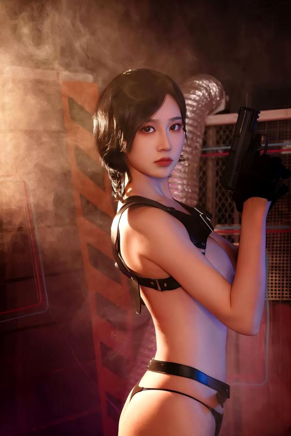 年年Nnian 年年  年年-艾达-Ada-Wong-生化危机特工角色扮演，工业风场景下的极致演绎，冷艳气质与火辣身材完美融合第20张图片