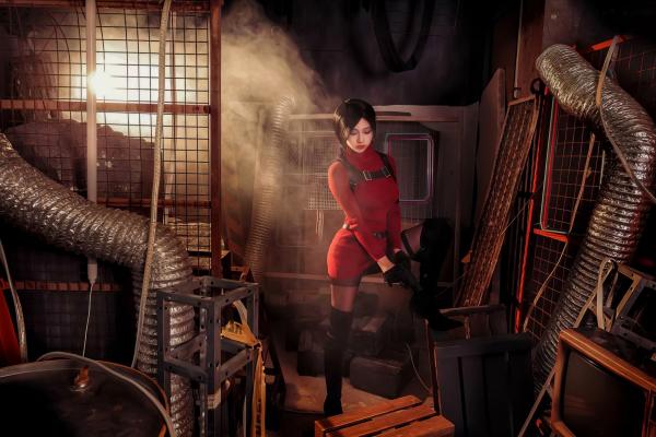 年年Nnian 年年  年年-艾达-Ada-Wong-生化危机特工角色扮演，工业风场景下的极致演绎，冷艳气质与火辣身材完美融合第34张图片