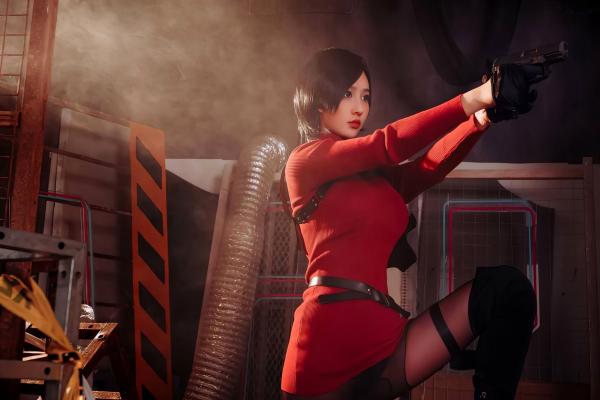 年年Nnian 年年  年年-艾达-Ada-Wong-生化危机特工角色扮演，工业风场景下的极致演绎，冷艳气质与火辣身材完美融合第35张图片