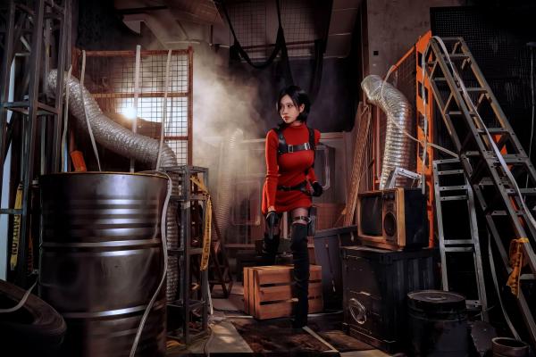 年年Nnian 年年  年年-艾达-Ada-Wong-生化危机特工角色扮演，工业风场景下的极致演绎，冷艳气质与火辣身材完美融合第37张图片