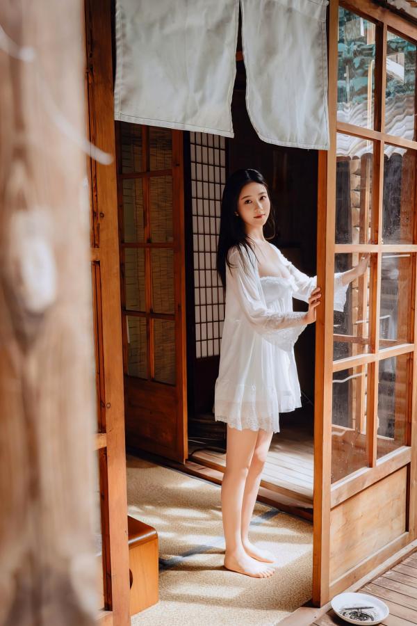 年年Nnian 年年  年年-林间小屋私房写真，室内唯美文艺风，白纱透视下的清纯诱惑与治愈系暖光人像第1张图片
