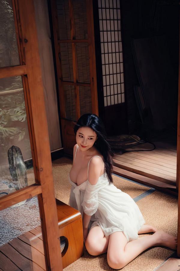年年Nnian 年年  年年-林间小屋私房写真，室内唯美文艺风，白纱透视下的清纯诱惑与治愈系暖光人像第3张图片