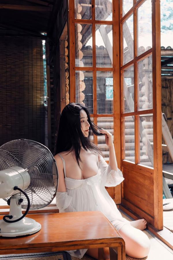 年年Nnian 年年  年年-林间小屋私房写真，室内唯美文艺风，白纱透视下的清纯诱惑与治愈系暖光人像第4张图片
