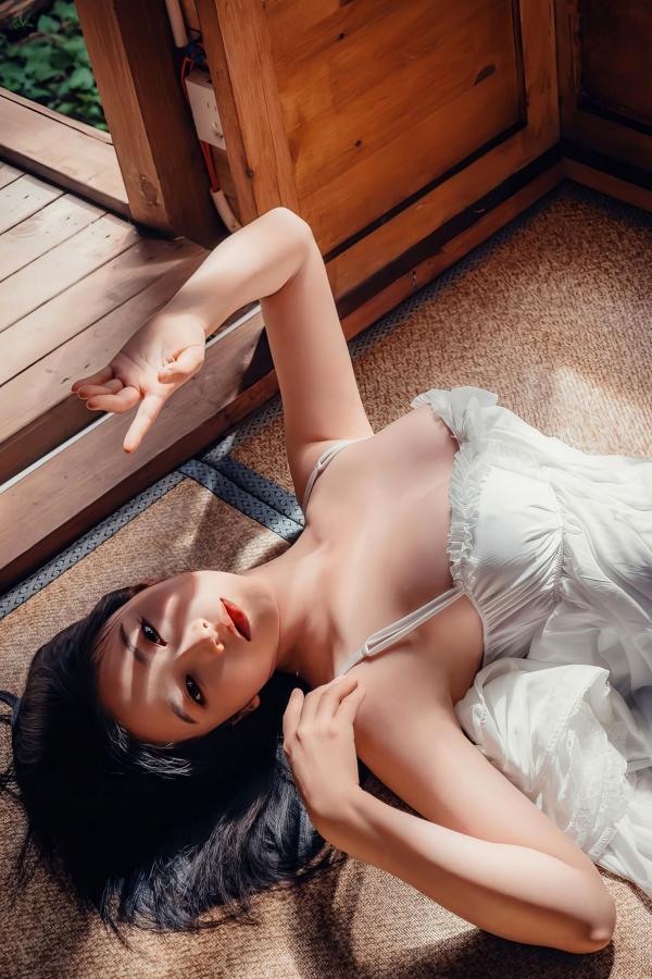 年年Nnian 年年  年年-林间小屋私房写真，室内唯美文艺风，白纱透视下的清纯诱惑与治愈系暖光人像第6张图片