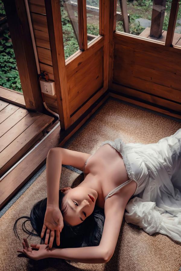 年年Nnian 年年  年年-林间小屋私房写真，室内唯美文艺风，白纱透视下的清纯诱惑与治愈系暖光人像第7张图片