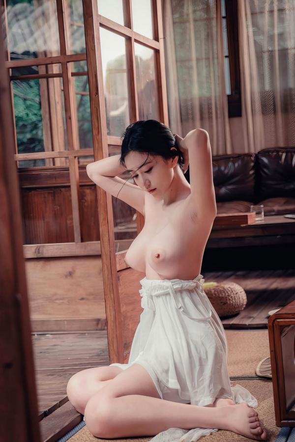 年年Nnian 年年  年年-林间小屋私房写真，室内唯美文艺风，白纱透视下的清纯诱惑与治愈系暖光人像第14张图片
