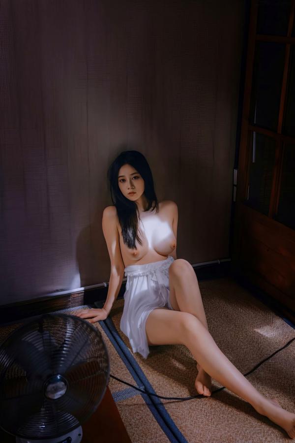 年年Nnian 年年  年年-林间小屋私房写真，室内唯美文艺风，白纱透视下的清纯诱惑与治愈系暖光人像第16张图片