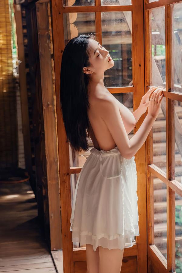 年年Nnian 年年  年年-林间小屋私房写真，室内唯美文艺风，白纱透视下的清纯诱惑与治愈系暖光人像第23张图片