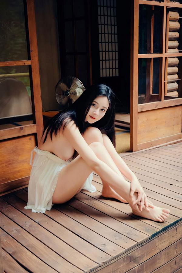 年年Nnian 年年  年年-林间小屋私房写真，室内唯美文艺风，白纱透视下的清纯诱惑与治愈系暖光人像第31张图片