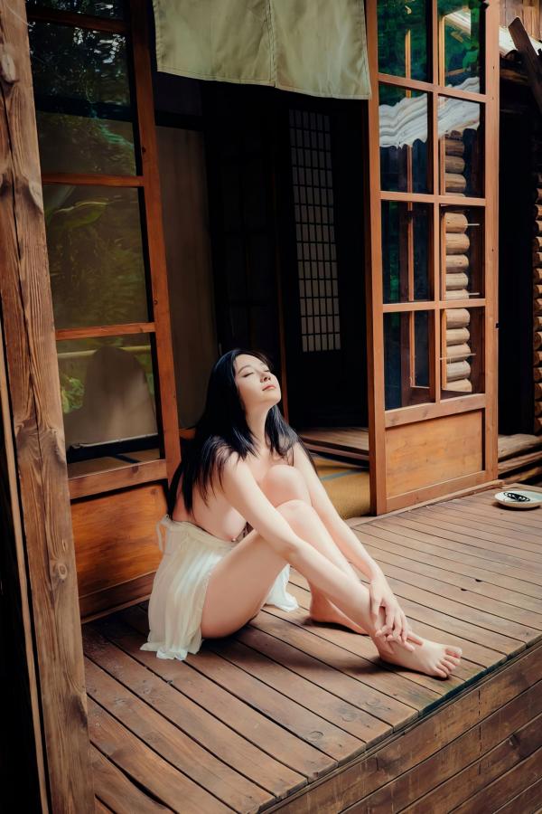年年Nnian 年年  年年-林间小屋私房写真，室内唯美文艺风，白纱透视下的清纯诱惑与治愈系暖光人像第32张图片