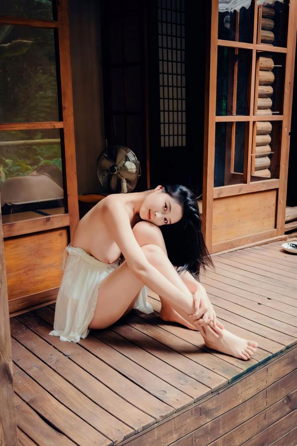 年年Nnian 年年  年年-林间小屋私房写真，室内唯美文艺风，白纱透视下的清纯诱惑与治愈系暖光人像第33张图片
