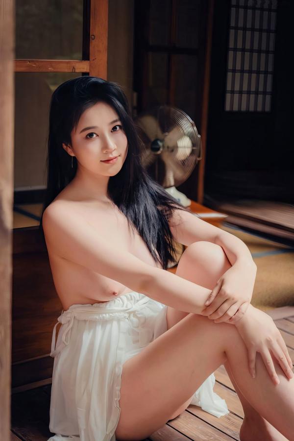 年年Nnian 年年  年年-林间小屋私房写真，室内唯美文艺风，白纱透视下的清纯诱惑与治愈系暖光人像第37张图片