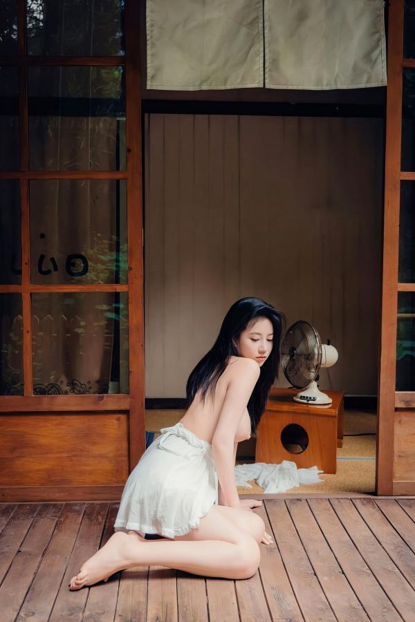 年年Nnian 年年  年年-林间小屋私房写真，室内唯美文艺风，白纱透视下的清纯诱惑与治愈系暖光人像第39张图片