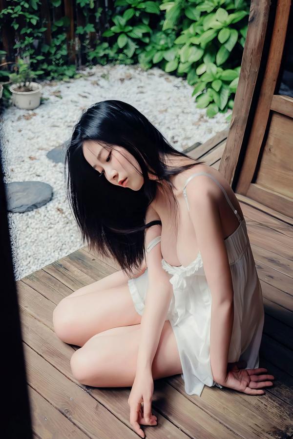 年年Nnian 年年  年年-林间小屋私房写真，室内唯美文艺风，白纱透视下的清纯诱惑与治愈系暖光人像第42张图片