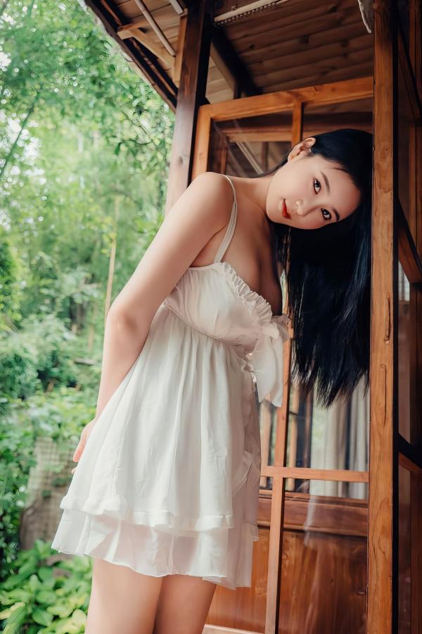 年年Nnian 年年  年年-林间小屋私房写真，室内唯美文艺风，白纱透视下的清纯诱惑与治愈系暖光人像第44张图片
