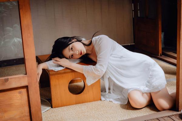 年年Nnian 年年  年年-林间小屋私房写真，室内唯美文艺风，白纱透视下的清纯诱惑与治愈系暖光人像第45张图片