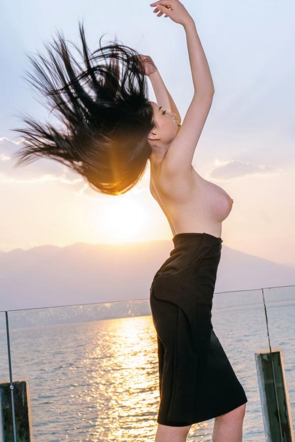 年年Nnian 年年  年年Nnian-洱海唯美户外大片，无圣光极致人体艺术，冷艳气质女神自然之美第20张图片
