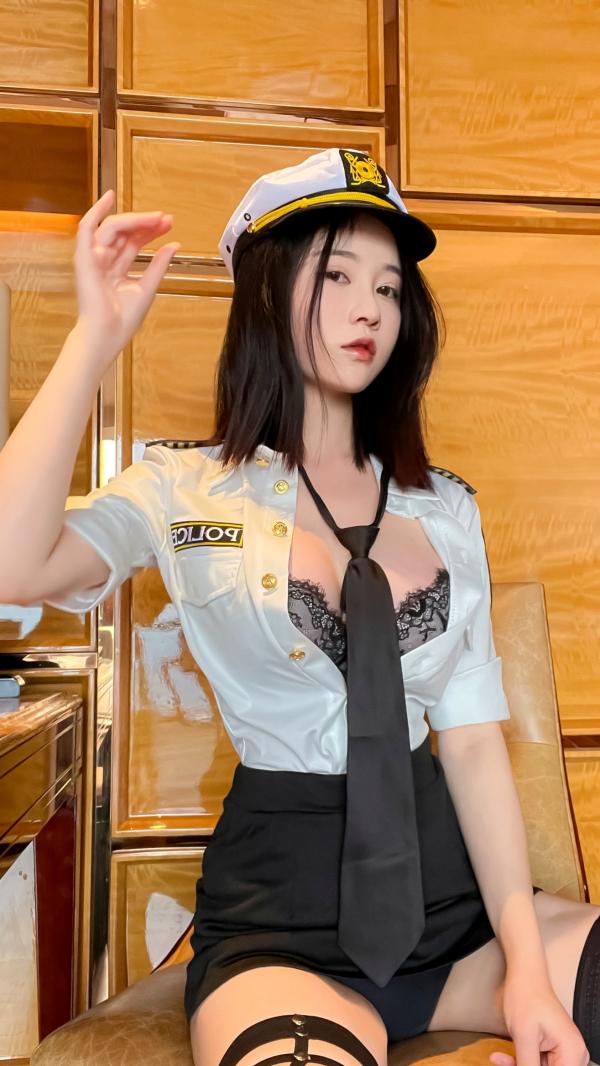 年年Nnian 年年  年年-涩女警：极品制服诱惑，角色扮演渔网袜私房写真，火辣身材尽显，性感迷人！第54张图片