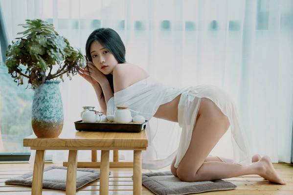 年年Nnian 年年  年年-么么茶：唯美居家茶艺写真，清纯气质与诱惑薄纱的碰撞，简约唯美，尽显曼妙身姿第3张图片