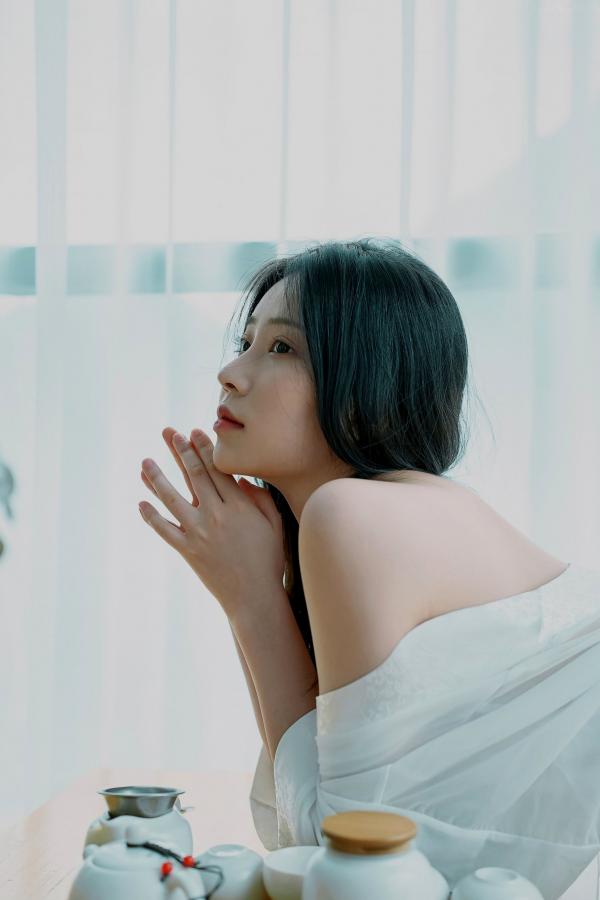 年年Nnian 年年  年年-么么茶：唯美居家茶艺写真，清纯气质与诱惑薄纱的碰撞，简约唯美，尽显曼妙身姿第4张图片