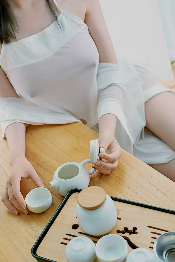 年年Nnian 年年  年年-么么茶：唯美居家茶艺写真，清纯气质与诱惑薄纱的碰撞，简约唯美，尽显曼妙身姿第5张图片