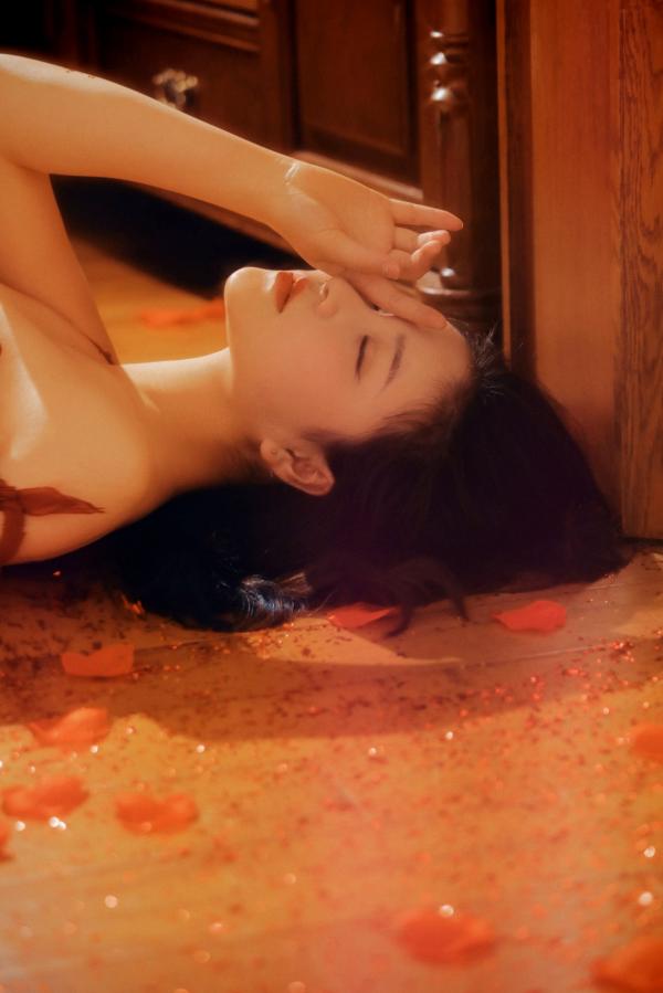 年年Nnian 年年  年年-落日蔷薇：浪漫唯美私房写真，暖光氛围下的慵懒感与性感诱惑，气质女神倾情演绎第5张图片