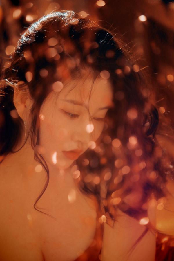 年年Nnian 年年  年年-落日蔷薇：浪漫唯美私房写真，暖光氛围下的慵懒感与性感诱惑，气质女神倾情演绎第14张图片