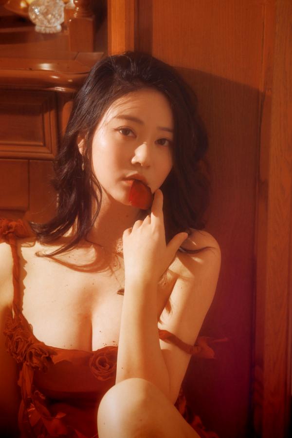 年年Nnian 年年  年年-落日蔷薇：浪漫唯美私房写真，暖光氛围下的慵懒感与性感诱惑，气质女神倾情演绎第19张图片