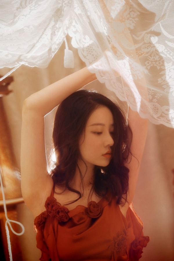 年年Nnian 年年  年年-落日蔷薇：浪漫唯美私房写真，暖光氛围下的慵懒感与性感诱惑，气质女神倾情演绎第25张图片