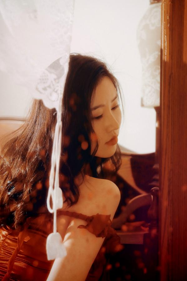 年年Nnian 年年  年年-落日蔷薇：浪漫唯美私房写真，暖光氛围下的慵懒感与性感诱惑，气质女神倾情演绎第27张图片