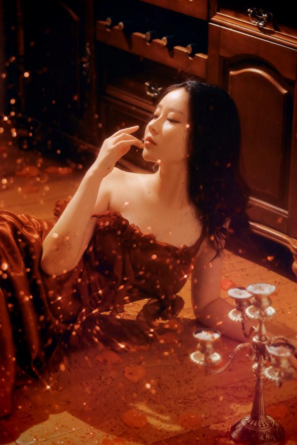 年年Nnian 年年  年年-落日蔷薇：浪漫唯美私房写真，暖光氛围下的慵懒感与性感诱惑，气质女神倾情演绎第29张图片