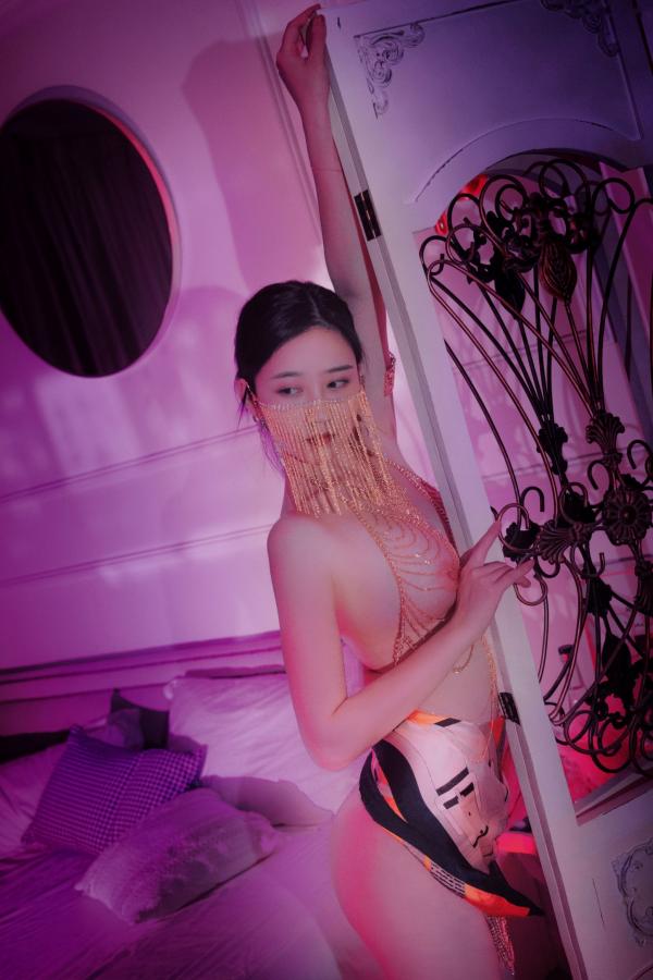年年Nnian 年年  年年-妖姬写真：极致奢华金饰装点，魅惑紫调私房大尺度出镜，展现绝美妖娆身姿第4张图片