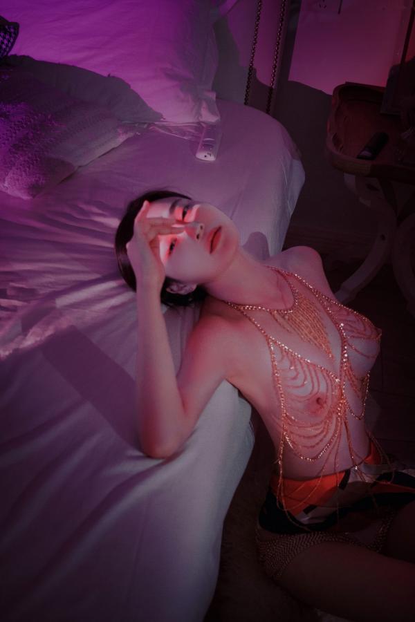 年年Nnian 年年  年年-妖姬写真：极致奢华金饰装点，魅惑紫调私房大尺度出镜，展现绝美妖娆身姿第29张图片