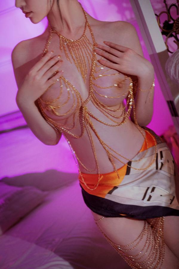 年年Nnian 年年  年年-妖姬写真：极致奢华金饰装点，魅惑紫调私房大尺度出镜，展现绝美妖娆身姿第36张图片