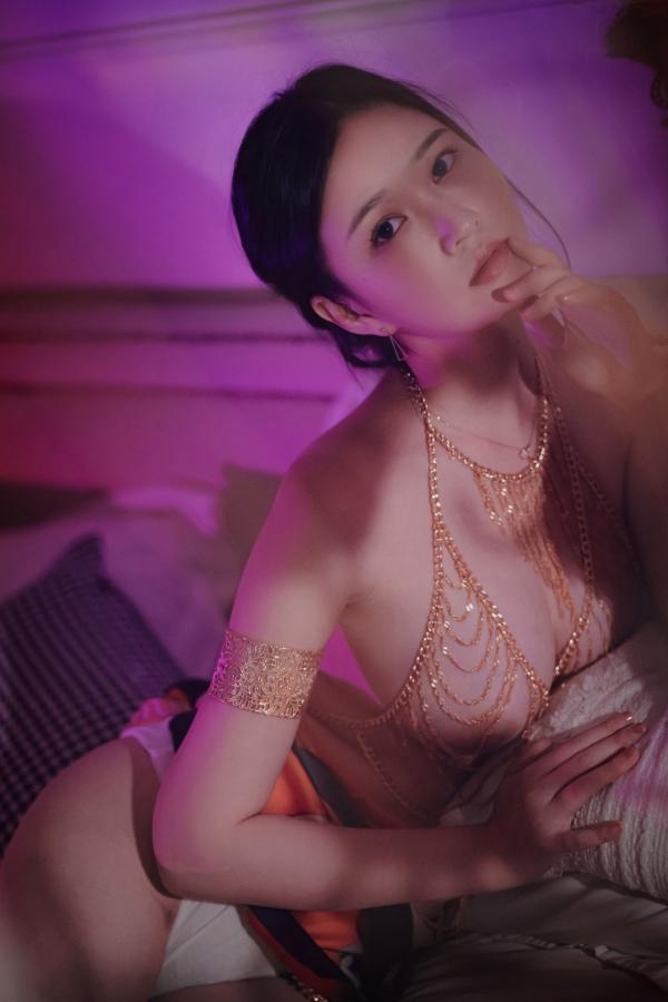 年年Nnian 年年  年年-妖姬写真：极致奢华金饰装点，魅惑紫调私房大尺度出镜，展现绝美妖娆身姿第39张图片