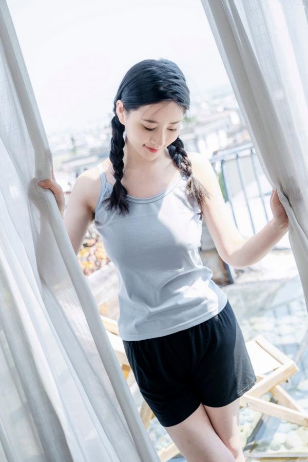 年年Nnian 年年  年年Nnian-春风：清纯麻花辫私房室内写真，展现娇俏诱惑与自然美感第4张图片